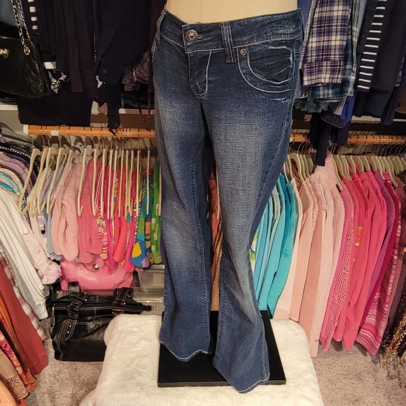 L.E.I. ♡ Dark Distressed "Ashley Trouble" Embroidered|Embellished Bling Jeans 3R - Picture 9 of 17